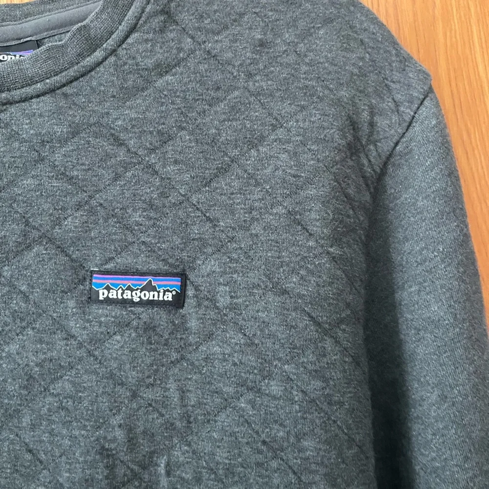 Patagonia Men's organic cotton quilted Dark Gray Crewneck Sweatshirt M